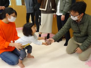 学生から園児へさつまいもをプレゼント