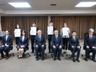 本学役員等と受賞者 写真:本学役員等と受賞者