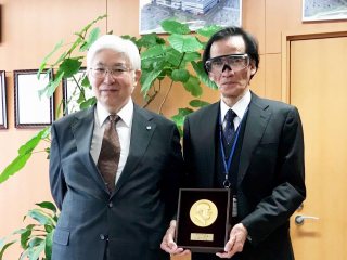 写真:病院長と受賞者 写真:病院長と受賞者