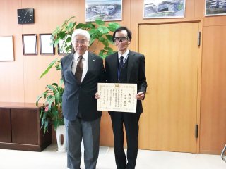 写真:病院長と受賞者 写真:病院長と受賞者
