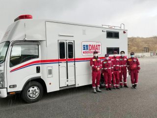 隊員とDMATカー 隊員とDMATカー