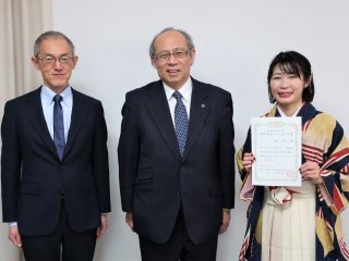 左から、伊藤教授（指導教員）、上本学長、緒方氏