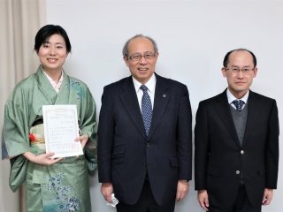 左から、鴻上氏、上本学長、扇田教授（指導教員）