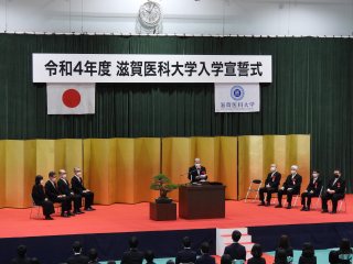 写真:上本学長からの告辞 写真:上本学長からの告辞