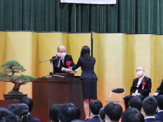 写真:上本学長と看護学科新入生代表 写真:上本学長と看護学科新入生代表