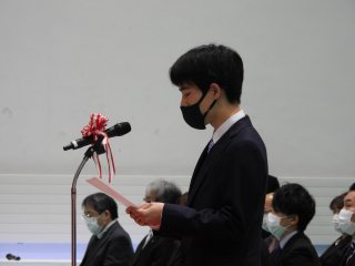 写真:宣誓を行う医学科新入生代表 写真:宣誓を行う医学科新入生代表