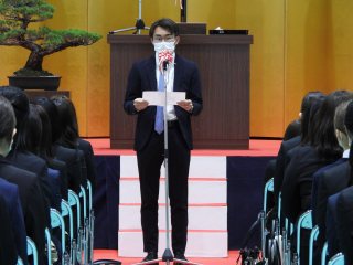 写真:歓迎の辞を述べる在学生代表 写真:歓迎の辞を述べる在学生代表