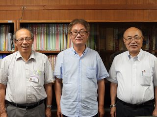 上本学長と金学隆先生（中央）と遠山理事