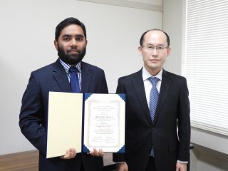 The award winner and his supervisor, Prof. Ogita of the Division of  Molecular Medical Biochemistry