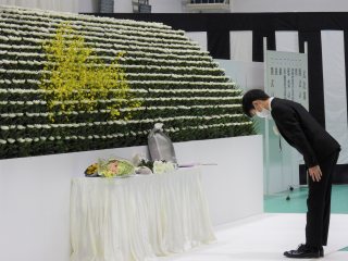 写真：学生代表献花