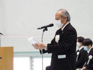 写真：慰霊の辞（上本学長）