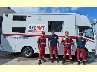 写真:隊員とDMATカー 写真:隊員とDMATカー