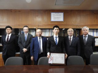 写真：第3回創生アイデアコンテストで優秀賞を受賞した松山峻大さん（左から4番目）