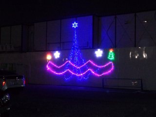 写真:取付けられたクリスマスイルミネーション 写真:取付けられたクリスマスイルミネーション