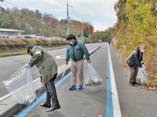 写真:大学西門付近で活動する外周グループ1 写真:大学西門付近で活動する外周グループ1