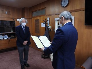 永田様の贈呈式の様子 永田様の贈呈式の様子