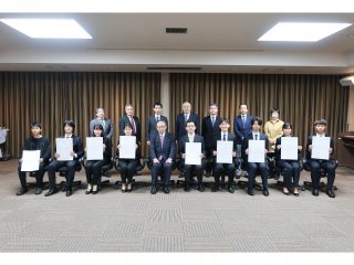 写真：学長、推薦教員等との記念撮影