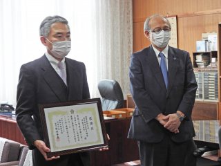 授賞の謝辞を述べる一杉正仁教授(左)と上本伸二学長(右)