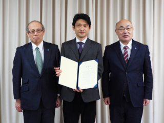 小山様の贈呈式の様子 小山様の贈呈式の様子