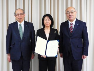小寺様の贈呈式の様子 小寺様の贈呈式の様子
