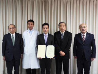 脳神経外科学講座同門会様の贈呈式の様子 脳神経外科学講座同門会様の贈呈式の様子