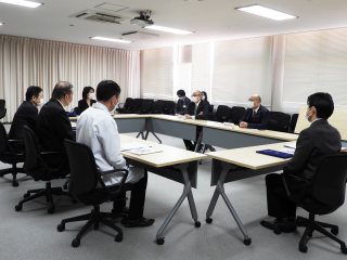 贈呈式後の懇談の様子 贈呈式後の懇談の様子