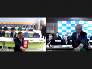 上本学長と饒利兵副校長がバーチャルで握手を交わす様子 上本学長と饒利兵副校長がバーチャルで握手を交わす様子