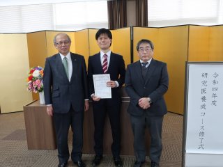 左から、上本学長、松井氏、目良教授（指導教員）