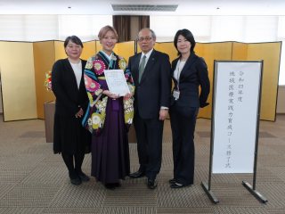 左から、辻村教授（指導教員）、伊藤氏、上本学長、津田助教（指導教員）
