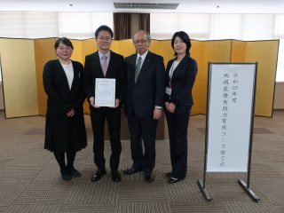 左から、辻村教授(指導教員)、川口氏、上本学長、津田助教(指導教員) 左から、辻村教授(指導教員)、川口氏、上本学長、津田助教(指導教員)
