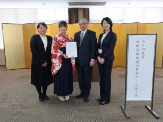 左から、辻村教授(指導教員)、近氏、上本学長、津田助教(指導教員) 左から、辻村教授(指導教員)、近氏、上本学長、津田助教(指導教員)