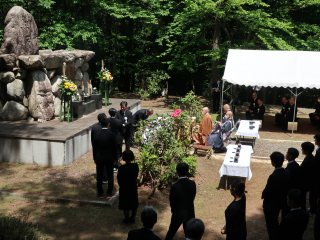 比叡山横川の大学霊安墓地での納骨式の様子