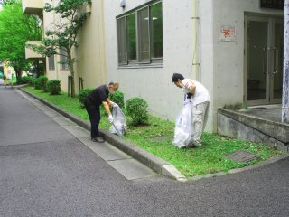 大学構内でのゴミ拾いの様子