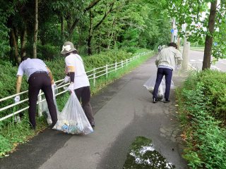 大学外周道路でのゴミ拾いの様子