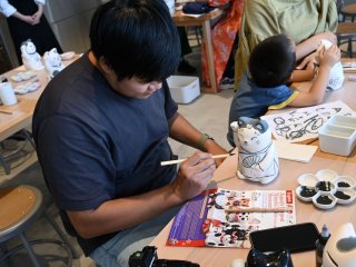 Painting a Maneki-neko to create a special one