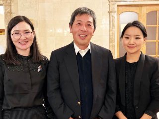 本学修了生のErkhembaatar Munkhsoyolさん、勝山教授、Undral Buyandelgerさん 本学修了生のErkhembaatar Munkhsoyolさん、勝山教授、Undral Buyandelgerさん