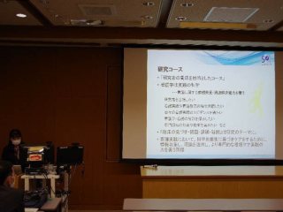 河村教授による研究コースの説明 河村教授による研究コースの説明