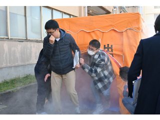 煙中避難訓練の様子 煙中避難訓練の様子