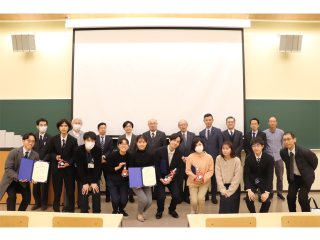 出場チーム(前列)と審査員(後列10名) 出場チーム(前列)と審査員(後列10名)
