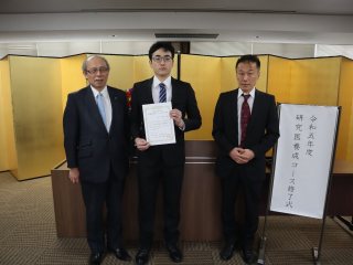 左から、上本学長、山口氏、清水講師（学内）（指導教員）