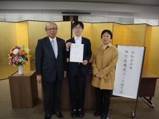 左から、上本学長、須賀氏、北原特任准教授(指導教員) 左から、上本学長、須賀氏、北原特任准教授(指導教員)