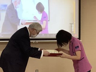 表彰式の様子2 田中病院長と平本副師長 表彰式の様子2 田中病院長と平本副師長