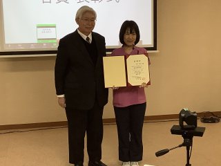 表彰式の様子3　田中病院長と平本副師長