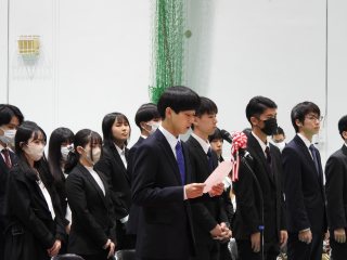 入学生宣誓をする医学科新入生代表