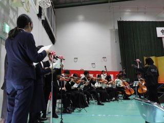 学生管楽団とアカペラサークルによる学歌演奏・学歌斉唱