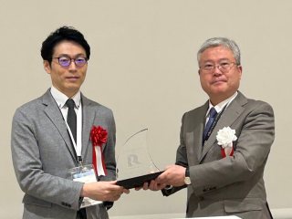 授賞式の様子(審査員長の木村正先生と) 授賞式の様子(審査員長の木村正先生と)