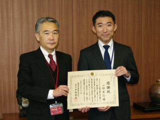 一杉教授(左)と中村本部長(右) 一杉教授(左)と中村本部長(右)