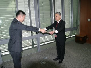 感謝状を受け取る一杉教授 感謝状を受け取る一杉教授