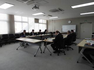 贈呈式後の懇談の様子 贈呈式後の懇談の様子