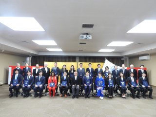 学位記を持って記念撮影 学位記を持って記念撮影